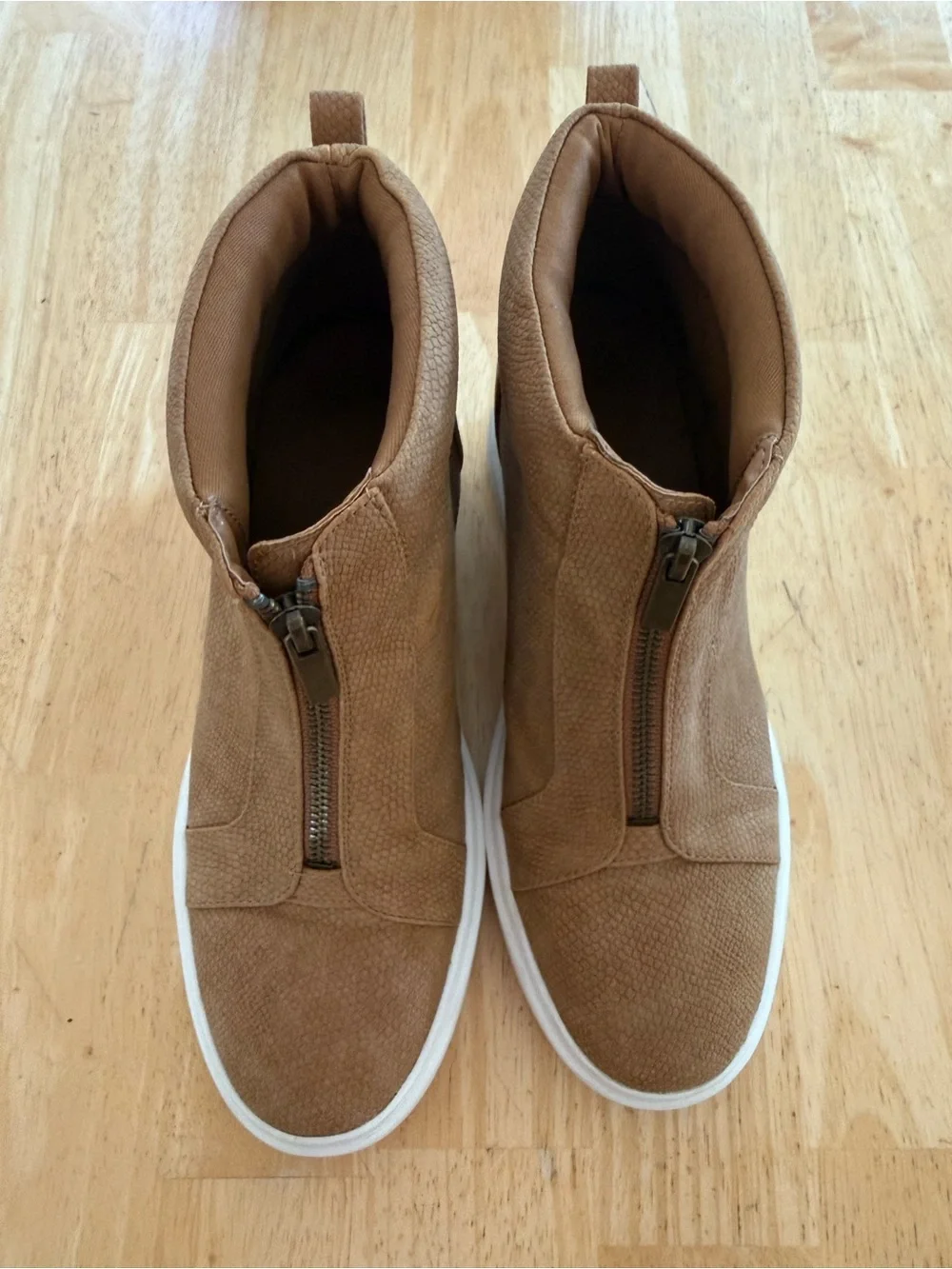 N/A tan wedge